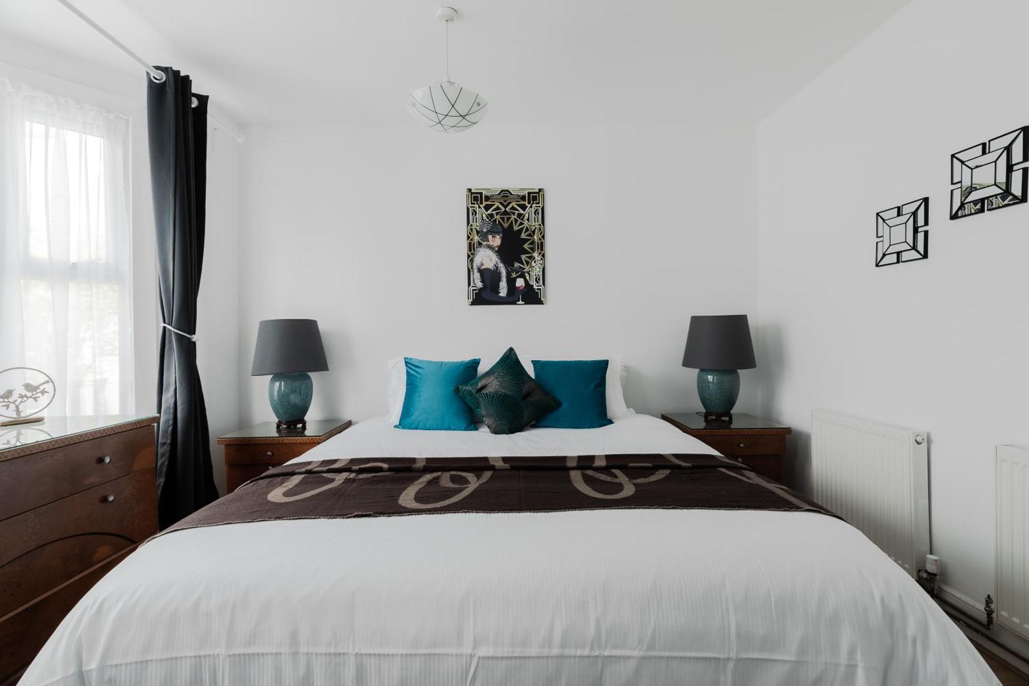 Beautiful 4-bed House With Garden In