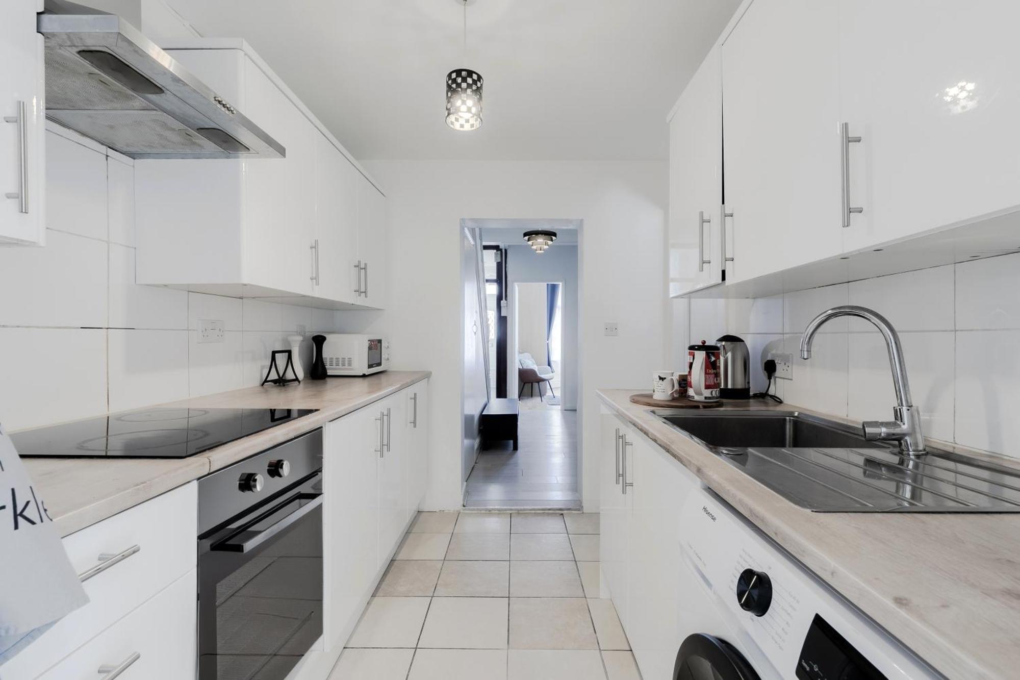 Beautiful 4-bed House With Garden In * London