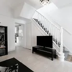 Beautiful 4-Bed House With Garden In London