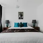 Beautiful 4-Bed House With Garden In London