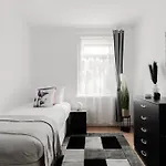 Beautiful 4-Bed House With Garden In London