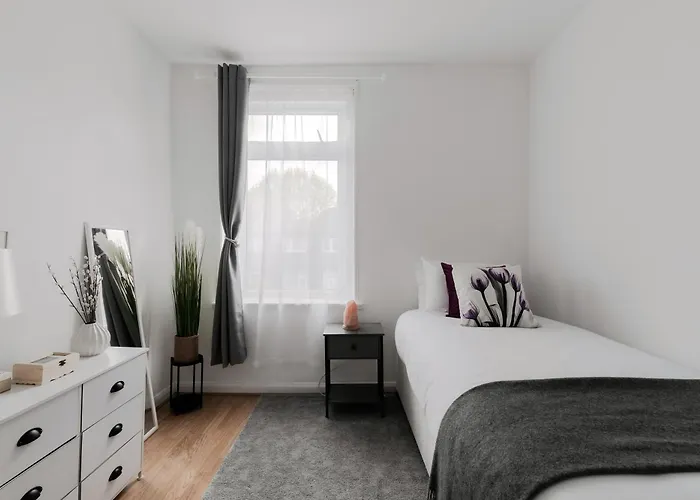 Beautiful 4-Bed House With Garden In London