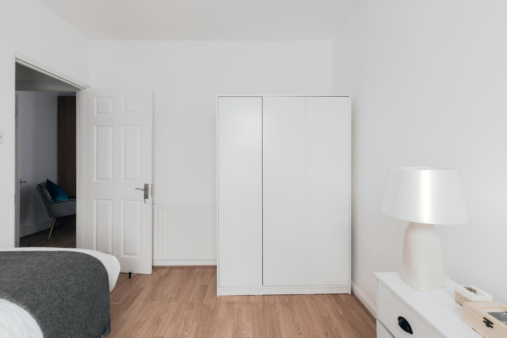 Beautiful 4-bed House With Garden In * Londra