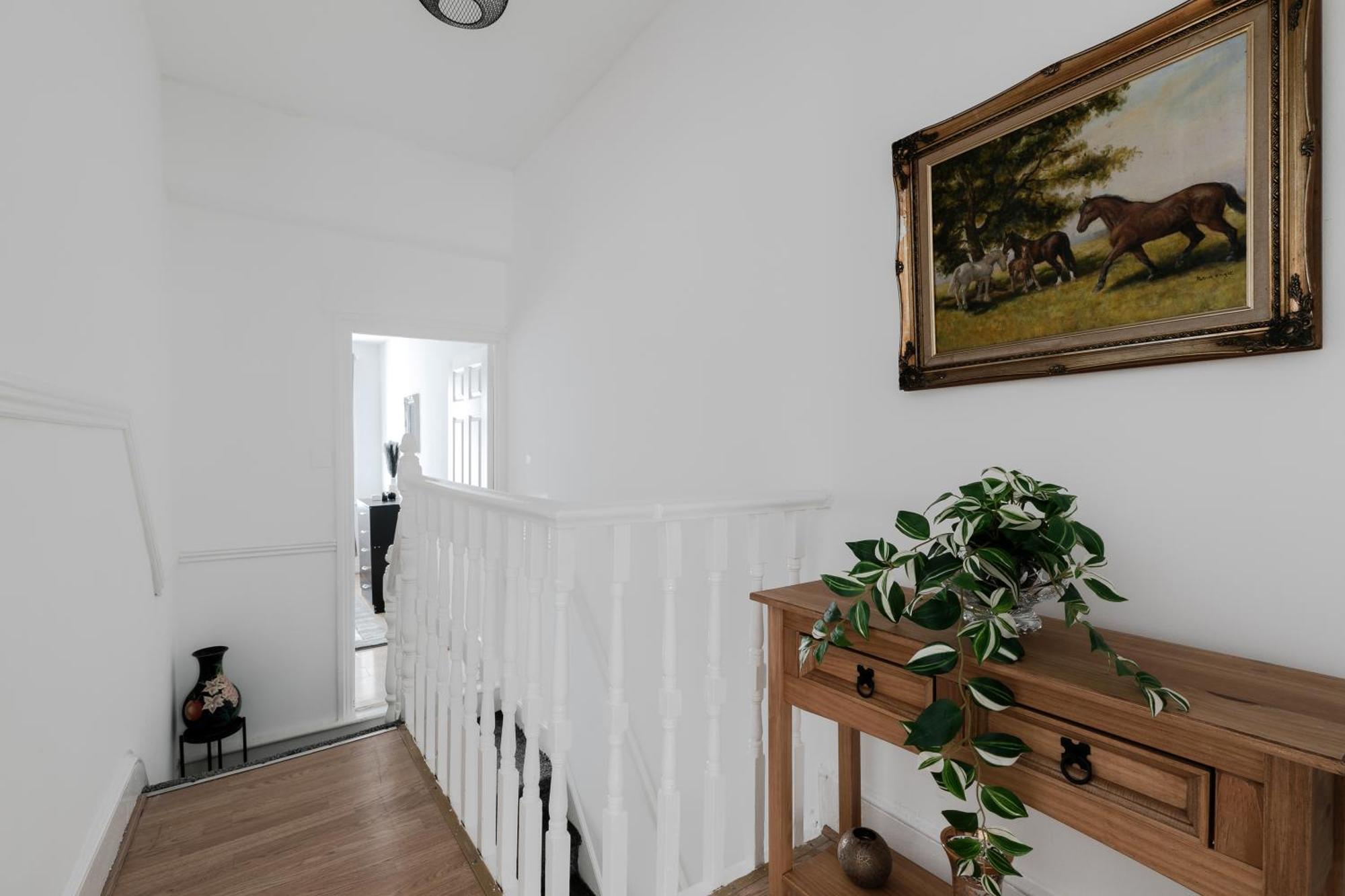 Beautiful 4-bed House With Garden In Londra