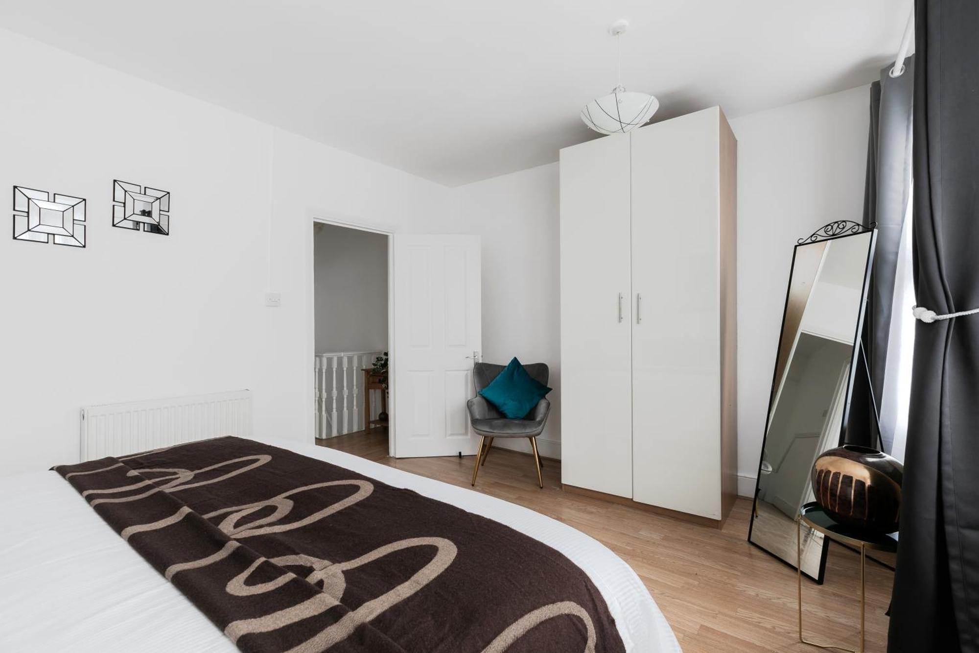 Beautiful 4-bed House With Garden In Londra